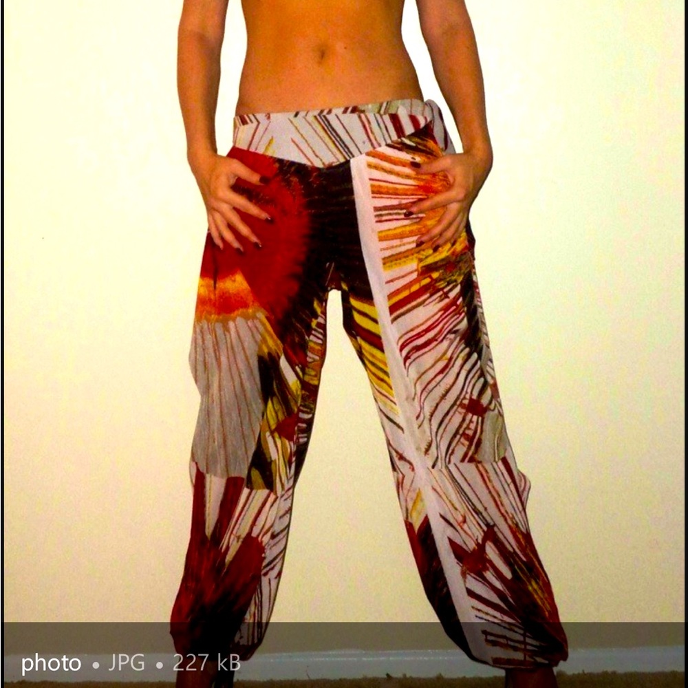 Wide yoga pants with cut on the side